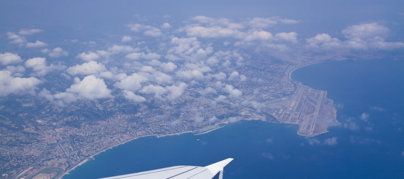 Blick auf die Bucht von Nizza durch ein Flugzeugfenster